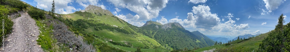 Ausstieg von Leobnerhütte zur Vordernberger Griesmauer in den steirischen Kalkalpen. Panorama.