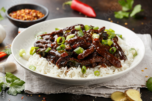 Фотография Mongolian beef stewed in dark soy sauce with spices