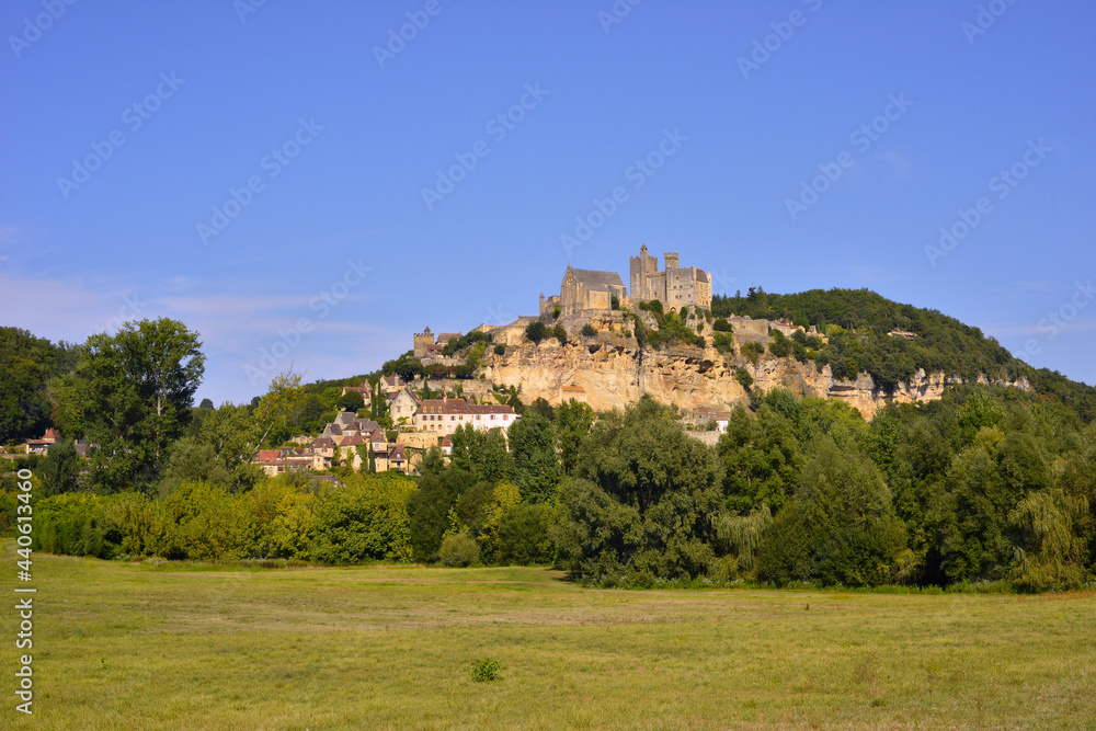 Haut perché sous un ciel bleu, le village de Beynac-et-Cazenac (24220) sur son rocher, département de la Dordogne en région Nouvelle-Aquitaine, France