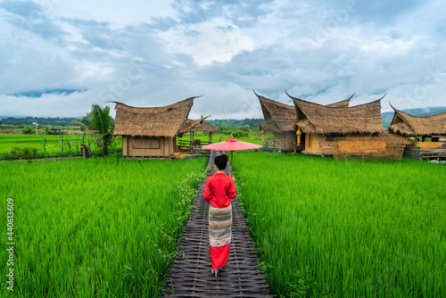 Foto Asian women wearing Thai dress costume traditional according Thai culture at famous place in Nan province, Thailand