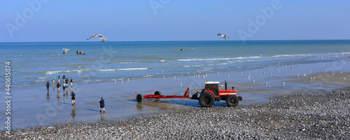 Obraz na plátně Panoramique baignade d'hiver d'un groupe de baigneuses et d'un tracteur à Quiber