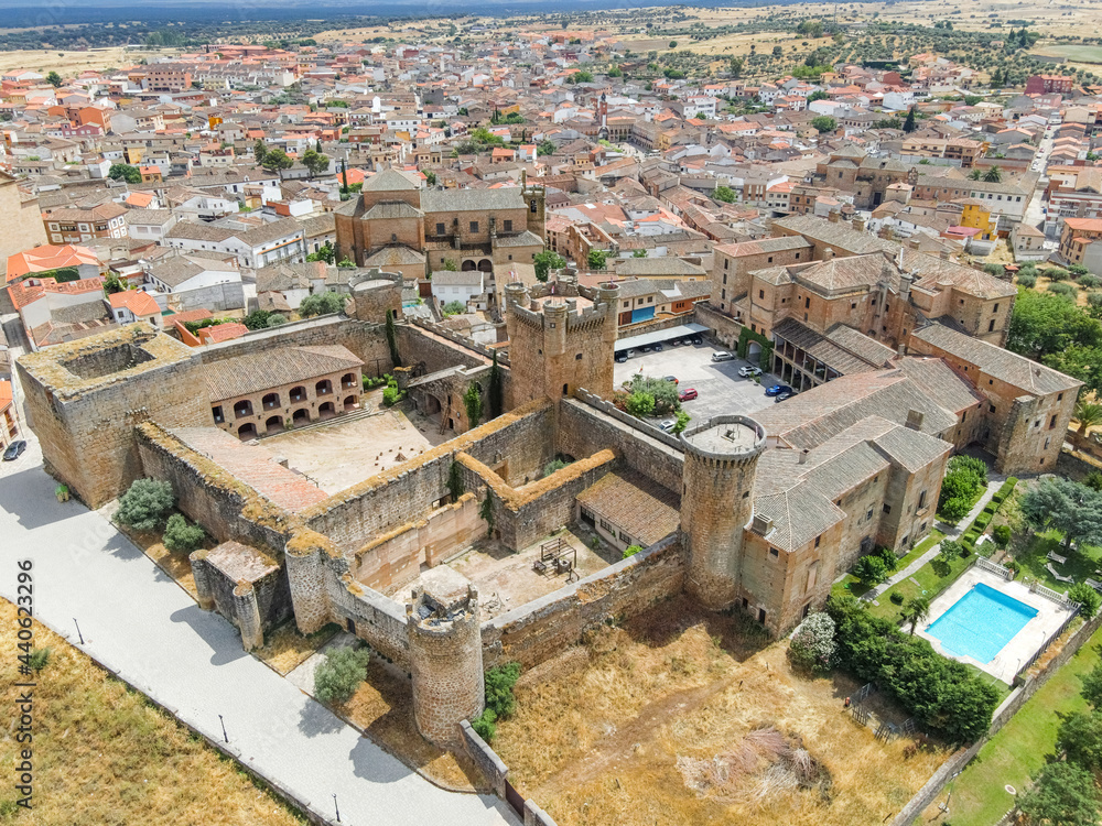 Fototapeta premium Capturas aéreas del municipio de Oropesa y de su famoso castillo medieval en la provincia de Toledo, y los campos castellanos y olivares durante la primavera en un día nublado, campo húmedo y marrón