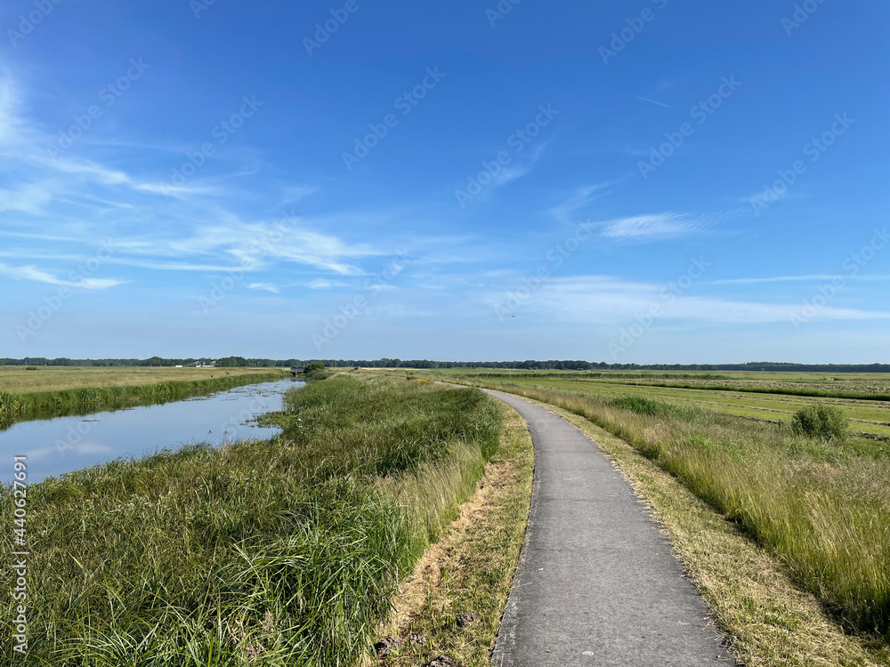 Path through farmland around Nieuwehorne