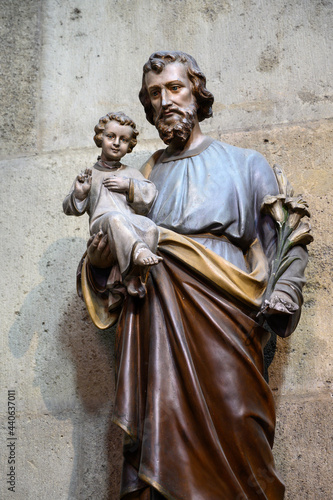 Canvas-taulu Statue of Saint Joseph holding Infant Jesus in his arms