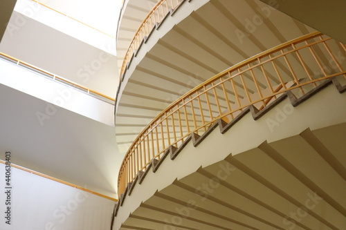 Vue sur escalier en spiral. Architecture et design modernes. Long escalier et bâtiment.  Design intérieur. 