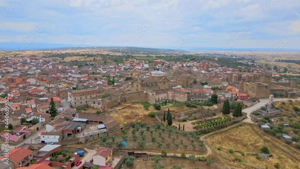 Capturas aéreas del municipio de Oropesa y de su famoso castillo medieval en la provincia de Toledo, campos castellanos con olivares durante la primavera en un día nublado y campo húmedo y marrón Capturas aéreas del municipio de Oropesa y de su famoso castillo medieval en la provincia de Toledo, campos castellanos con olivares durante la primavera en un día nublado y campo húmedo y marrón