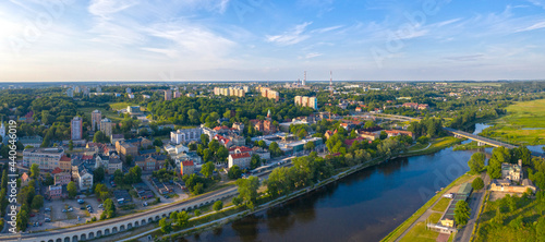Panoramiczny widok z lotu ptaka na wschodnią część miasta Gorzów Wielkopolski wzdłuż rzeki Warta. W tle most lubuski, filharmonia gorzowska, osiedle Widok.