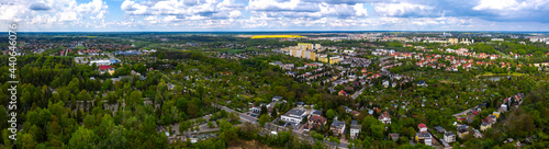 Panoramiczny widok z lotu ptaka na miasto Gorzów Wielkopolski, rejon ulicy Żwirowej. W tle osiedle Piaski, ogródki działkowe nad Ruskim Stawkiem.