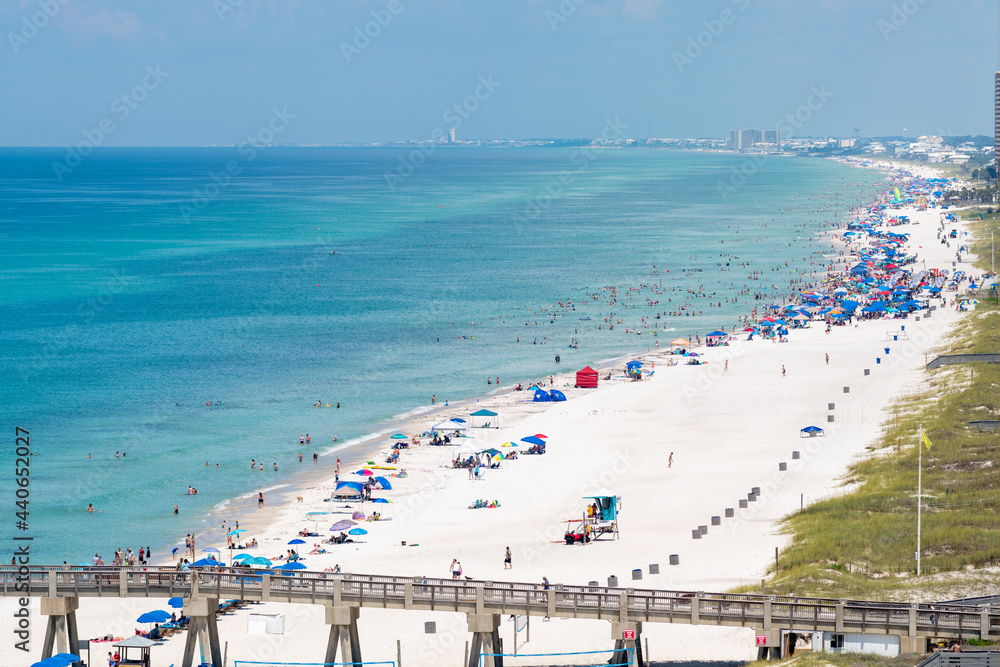 Obraz premium Panama City Beach Florida Skyline Beachfront Crowd June 2021
