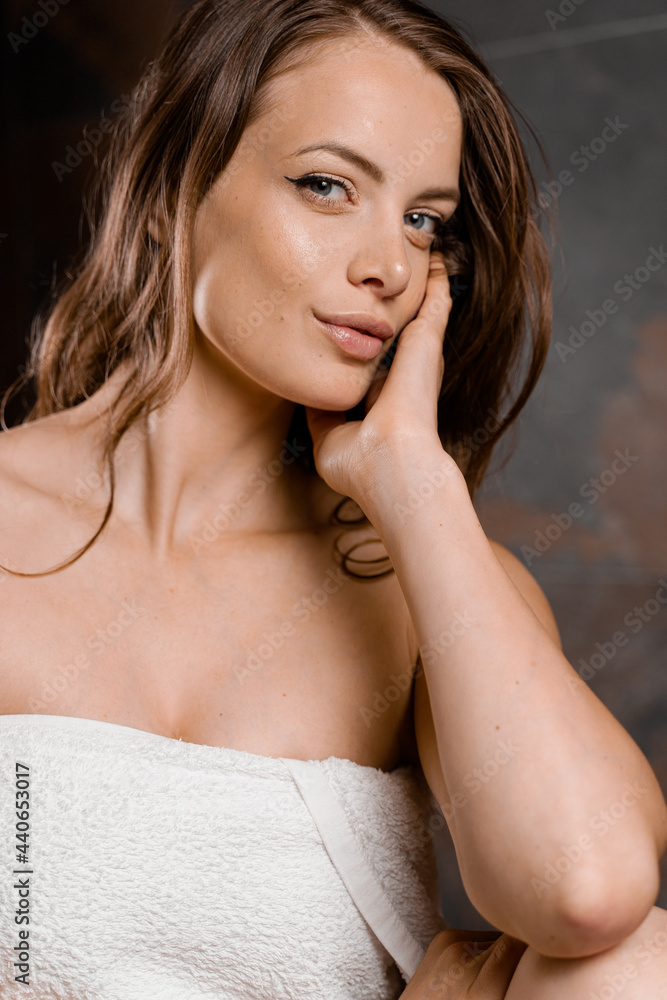 Naklejka premium Close up portrait of woman after shower. Girl looks like Angelina Jolie.