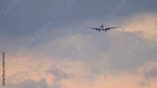 Wallpaper Mural Aeroplane flies for landing Torontodigital.ca