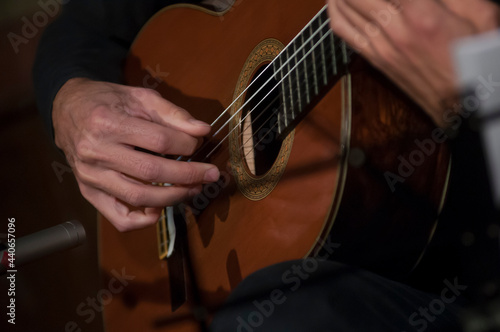 dłonie gitarzysty podczas gry