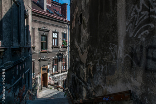 stare zniszczone elewacje kamienic © Zbigniew