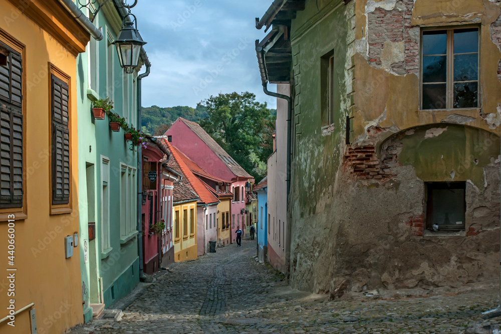 ulica pełna kolorowych domków, Sighisoara, Rumunia