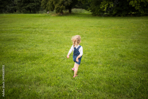 Dziecko łąka trawa przestrzeń 