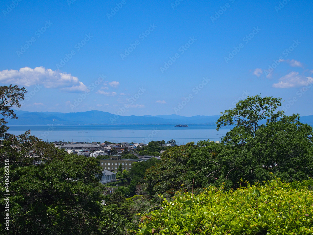 滋賀県 彦根城の天守閣前の広場から見える彦根市の街並みと琵琶湖
