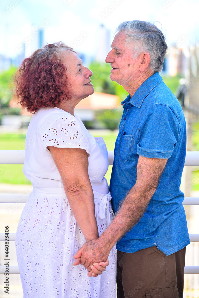 Obraz premium couple holding hands, National Day of the Elderly, International Day of the Third Age, s3nior life