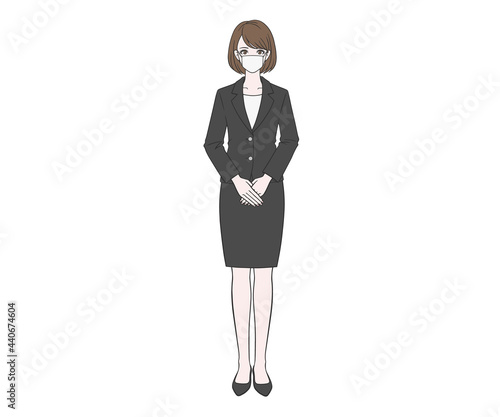 マスクをつけたスーツの女性