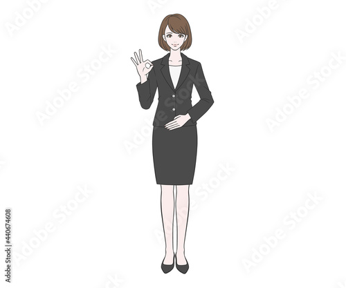 OKマークをつくるスーツの女性