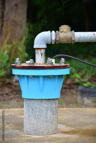 The water flowing artesian well from the land Install the pump ready to use