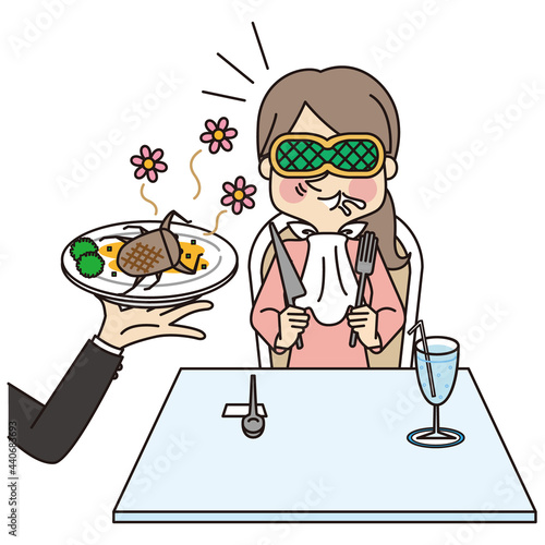 目隠しをして昆虫食（ゲンゴロウ）の香りを楽しんでいる女性