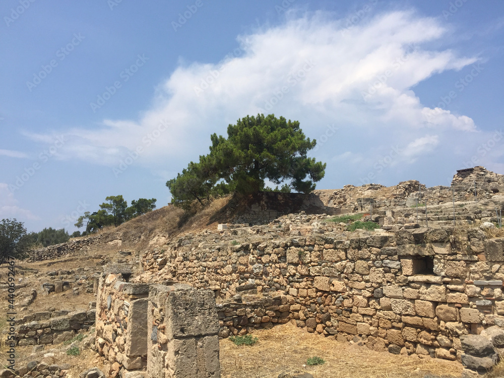 Hill of Kolona, just north of Aegina town, is the hill with one single column (kolona in Greek), last remnant of a Doric Temple of Apollo. Built in 520 BC, it stood on the prehistoric acropolis.