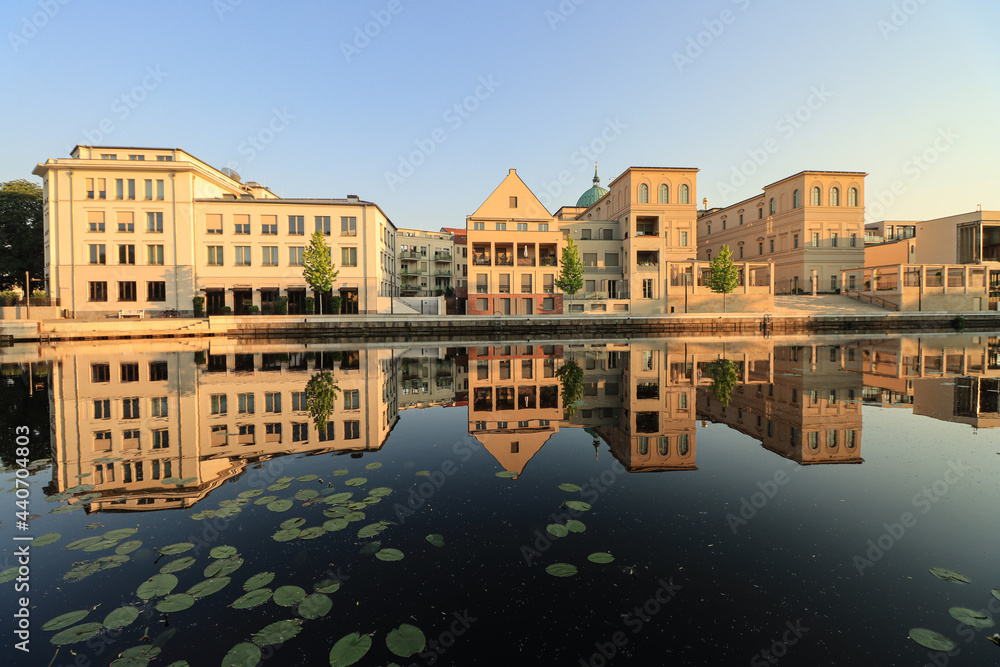 Morgenstimmung an der Alten Fahrt in Potsdam; Blick zum neuentstandenen Adolf-Miethe-Ufer am Alten Markt