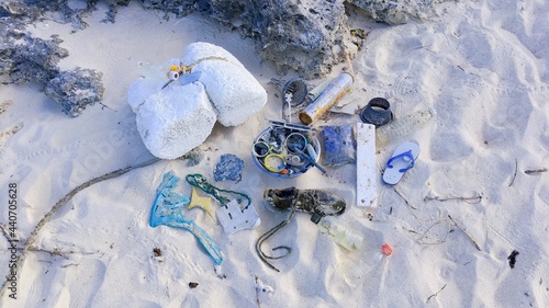 【海洋漂着ごみ】日本の美しい海岸に流れ着いた海洋ごみ