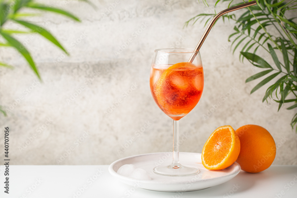 Φωτογραφία Glass of italian aperol spritz cocktail with slice of orange