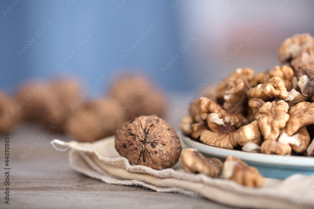 Obraz premium Walnut kernels and walnuts