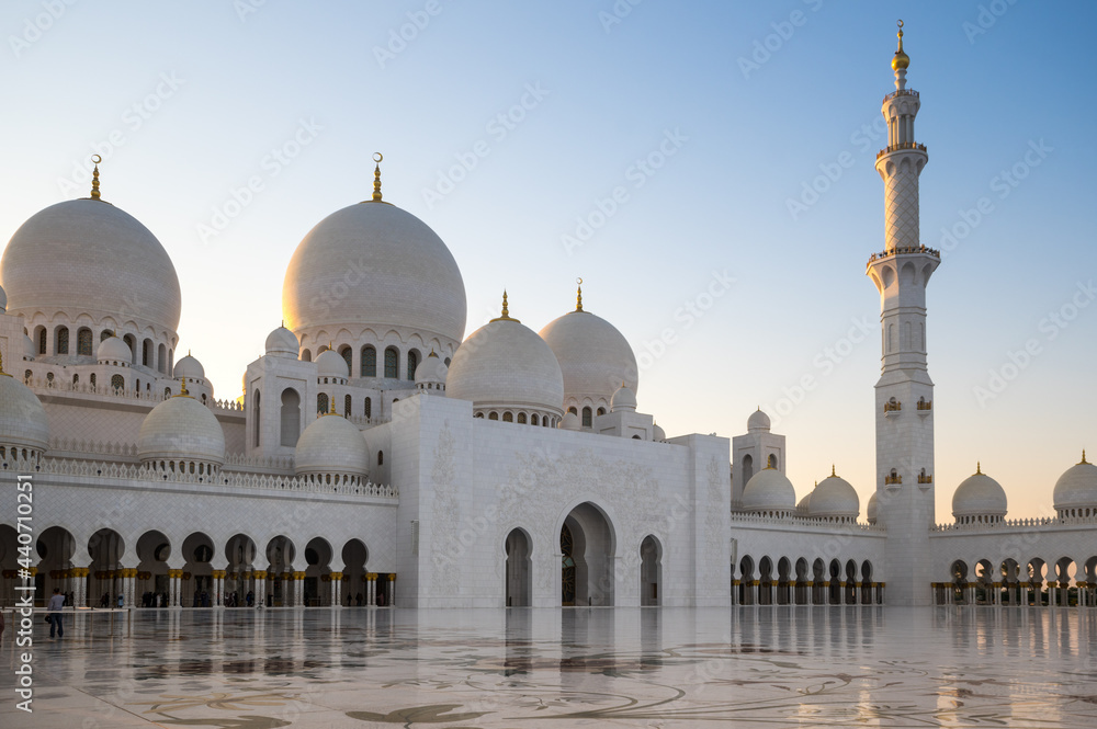 Obraz premium The Sheikh Zayed Grand Mosque in Abu Dhabi