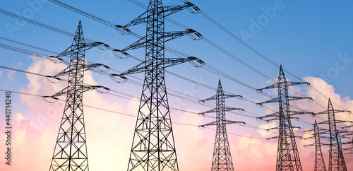 Stromtrasse - Stromleitungen im Abendhimmel 