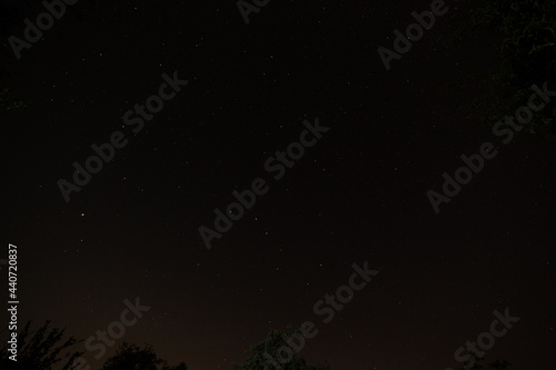 Le ciel étoilé avec la Grande Ourse, un ciel de nuit au début de l´été. photo