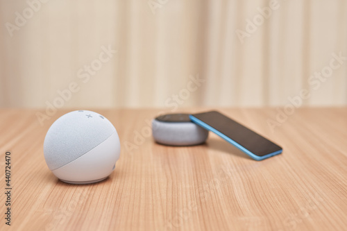 Bilde på lerret 4th generation vs 3rd generation echo dot, smartphone