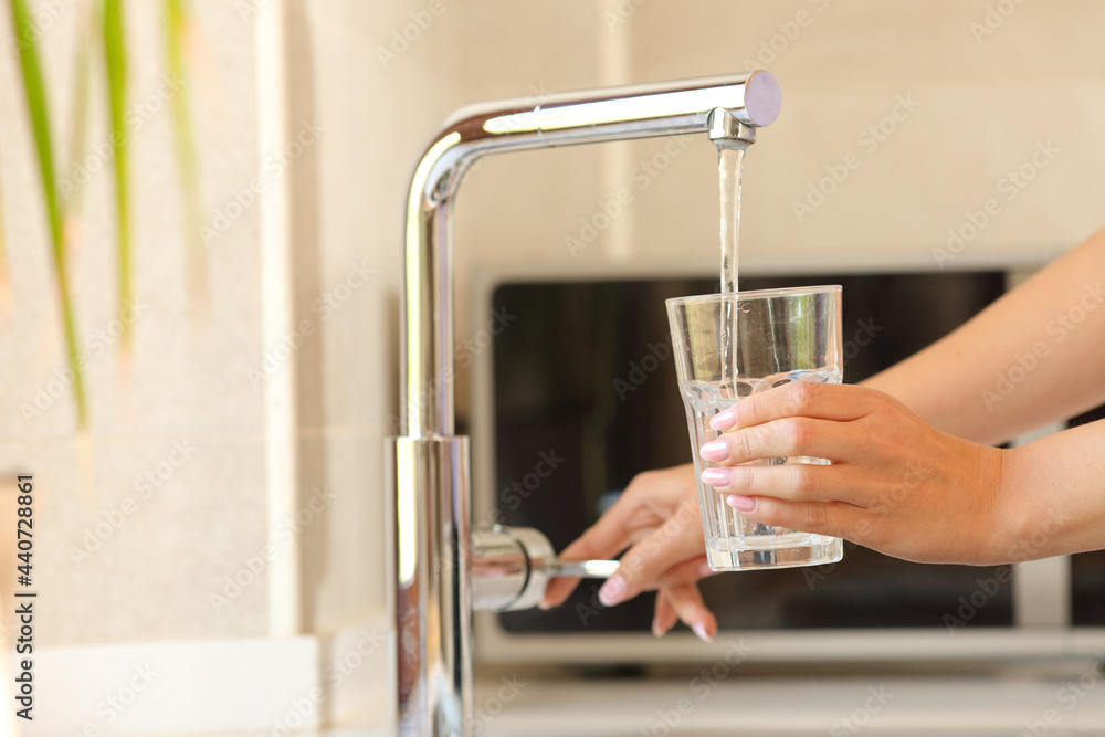Woman hands filling a glass of tap water - obrazy, fototapety, plakaty 