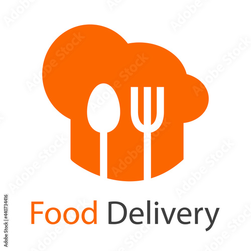 Logo con texto Food Delivery con sombrero de cocinero con tenedor y cuchara en color naranja