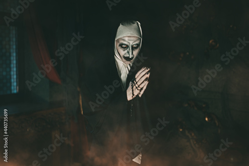Принти на полотні praying evil nun