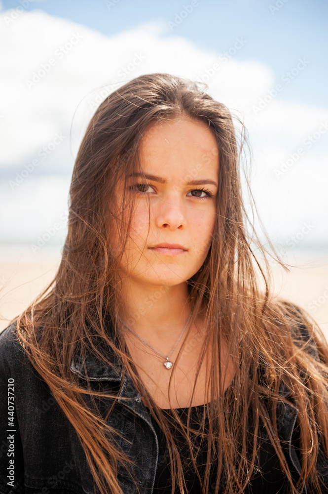 Portrait jeune femme extérieur