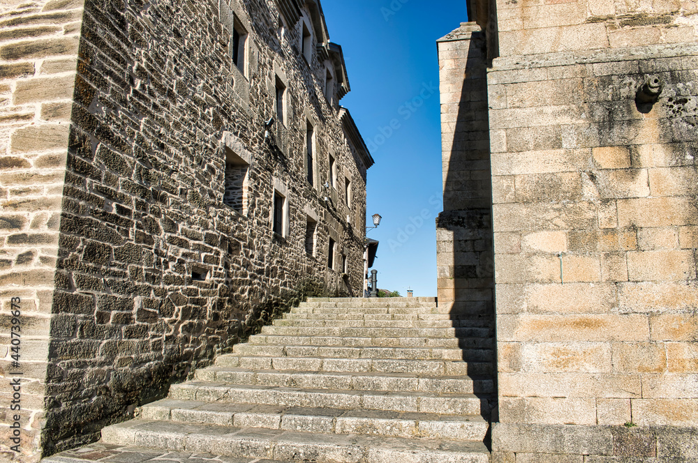 Escalera peatonales hacia la plaza mayor de la villa Puebla de Sanabria en la provincia de Zamora, España