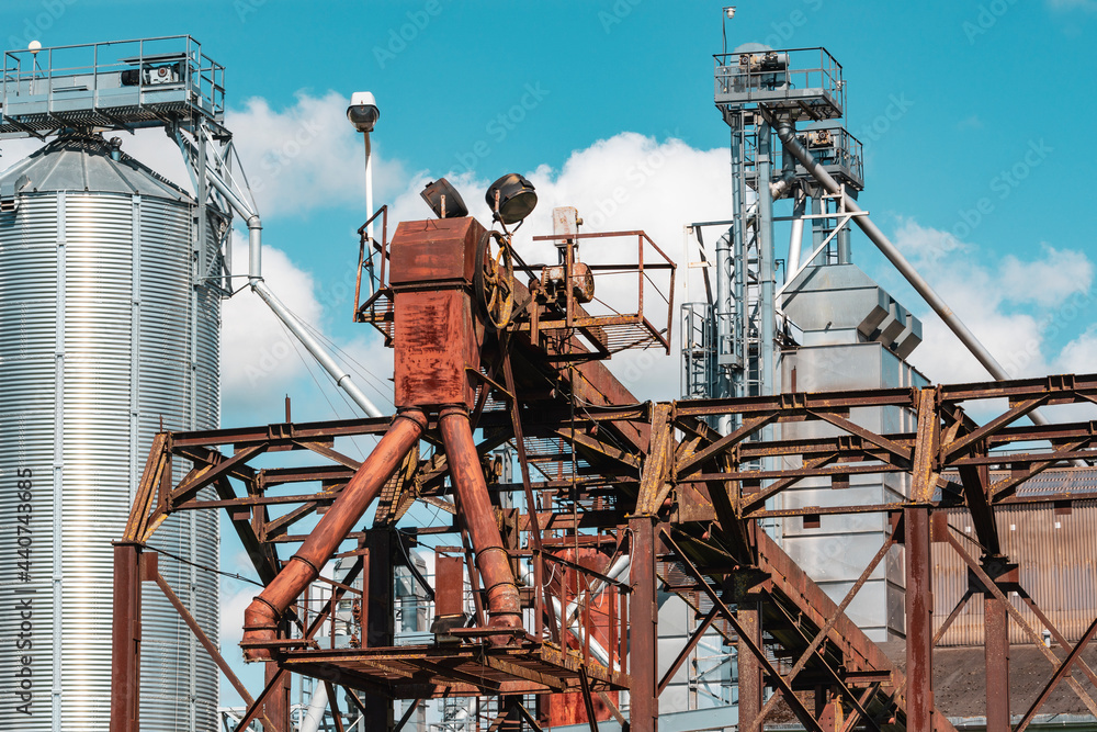 Granary elevator with silver silos