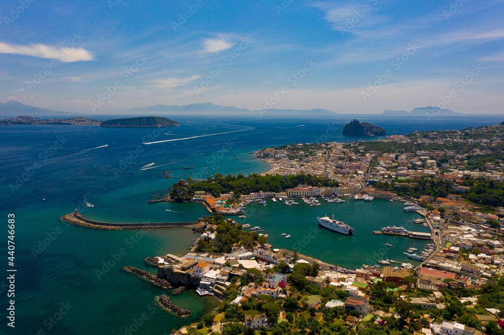 Porto Naturale d Ischia con sfondo di Capri Procida e Sorrento
