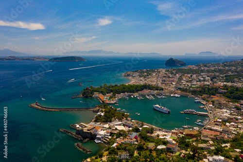 Porto Naturale d Ischia con sfondo di Capri Procida e Sorrento