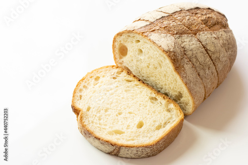 ライ麦粉をふりかけた、カット後のフランスパン