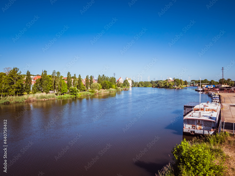 Landschaftlicher Blick auf den Fluss Saale in Sachsen-Anhalt 