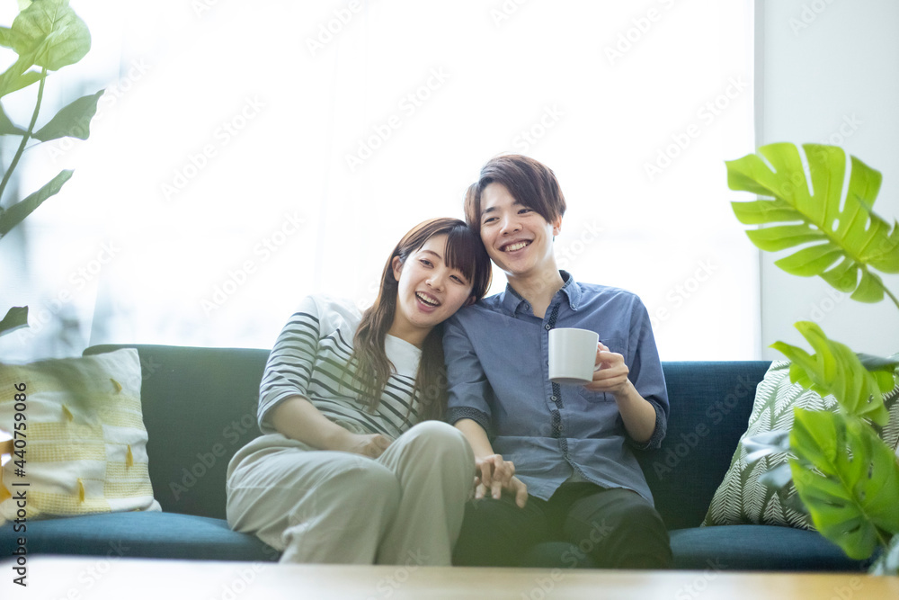 リビングでくつろぐ仲の良い日本人の男女