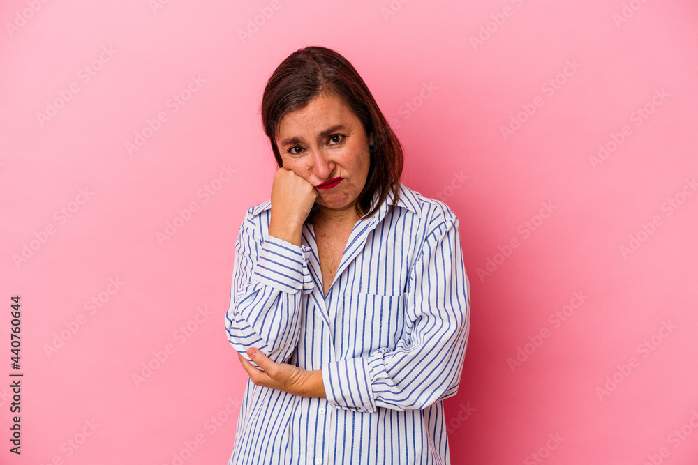 Obraz premium Middle age caucasian woman isolated on pink background tired of a repetitive task.