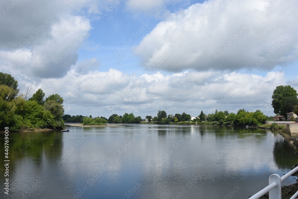 Obraz premium Dordogne river. La Dordogne, Vignonet, Gironde, France