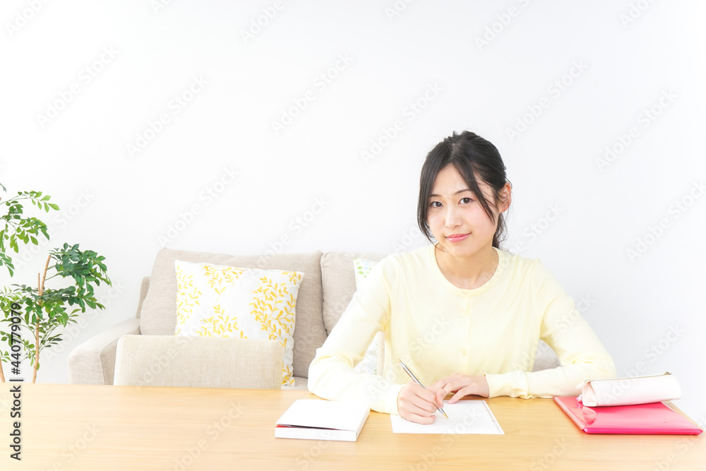 自宅で勉強をする若い女性