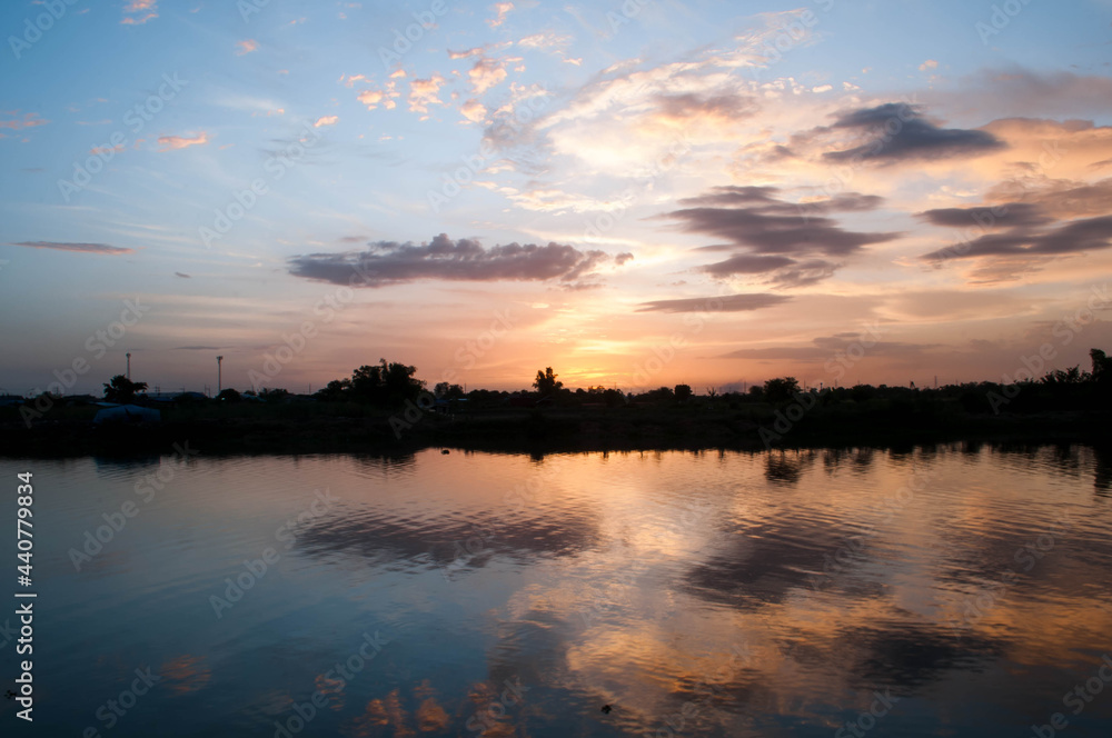 Naklejka premium The evening sky with beautiful water reflections.