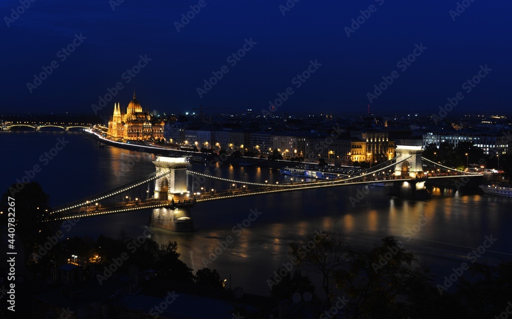 Chain Bridge in Budapest at night